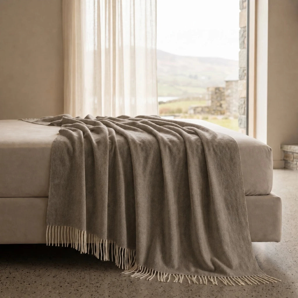 Plaid Living 130x170 cm in Cotone Blend | Coperta Leggera 250 gr/mq per Divano e Letto | Design Elegante e Tessuto Morbido | Tortora