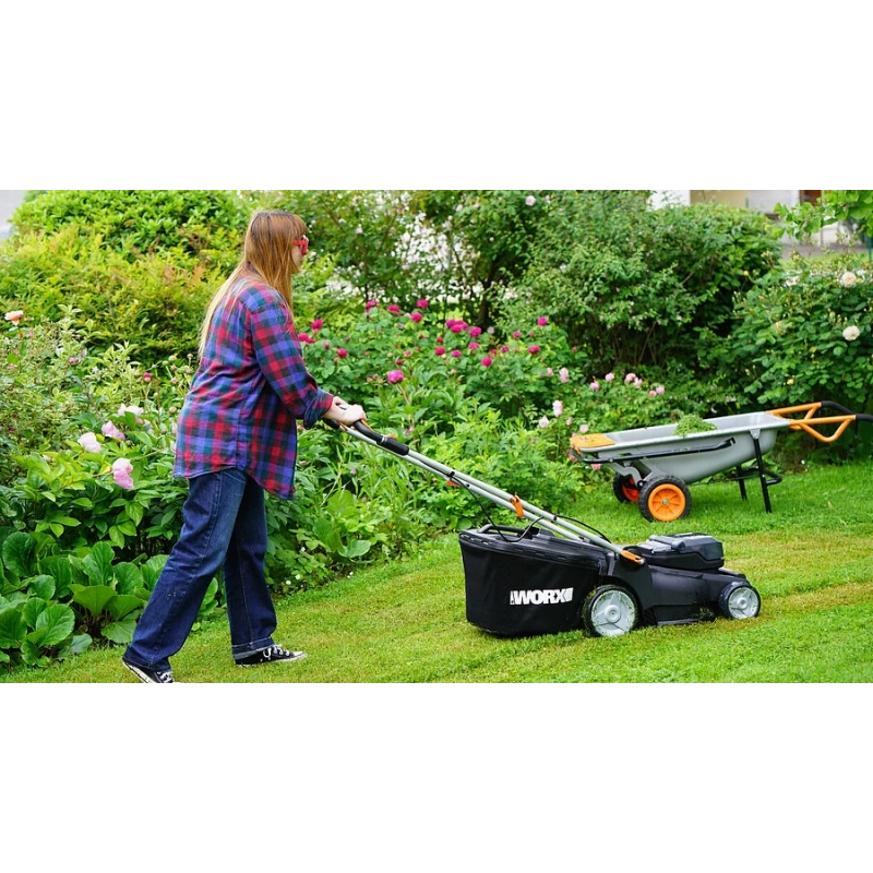 Rasaerba a Batteria 40V WG737E Nitro Brushless Taglio 37 cm 2 in 1 per Giardini fino a 550 m² con Cesto 40L - Worx