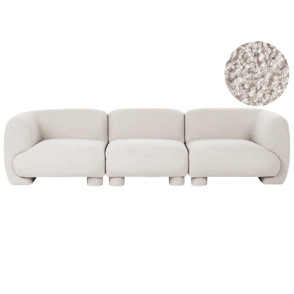 Divano modulare bouclé a tre posti profilo ribassato forma organica bianco sporco