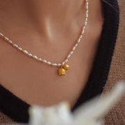 Collana fatta a mano con orchidea dorata e perle, regalo di Natale o di compleanno.