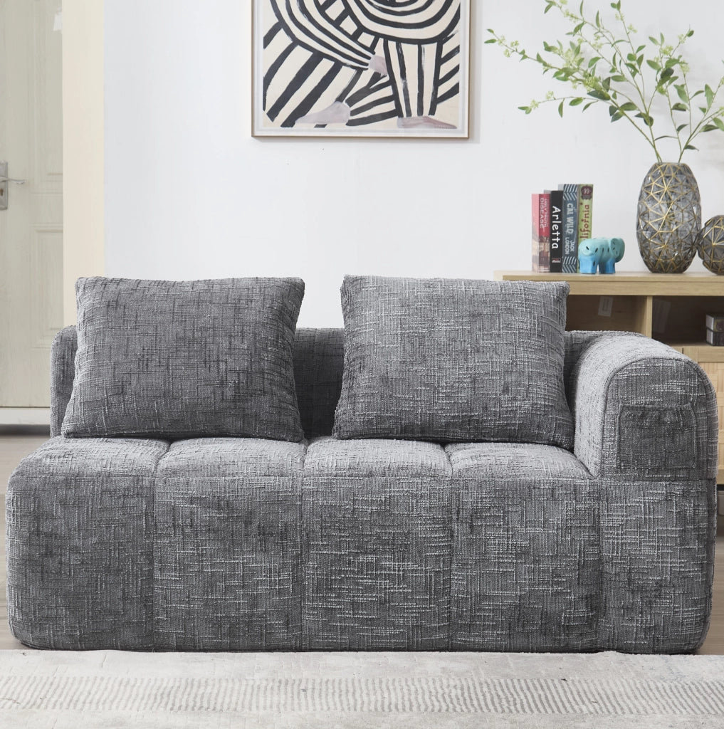 Divano 2 posti imbottito grigio con chaise longue, cuscino e tasche laterali per telecomando e cellulare