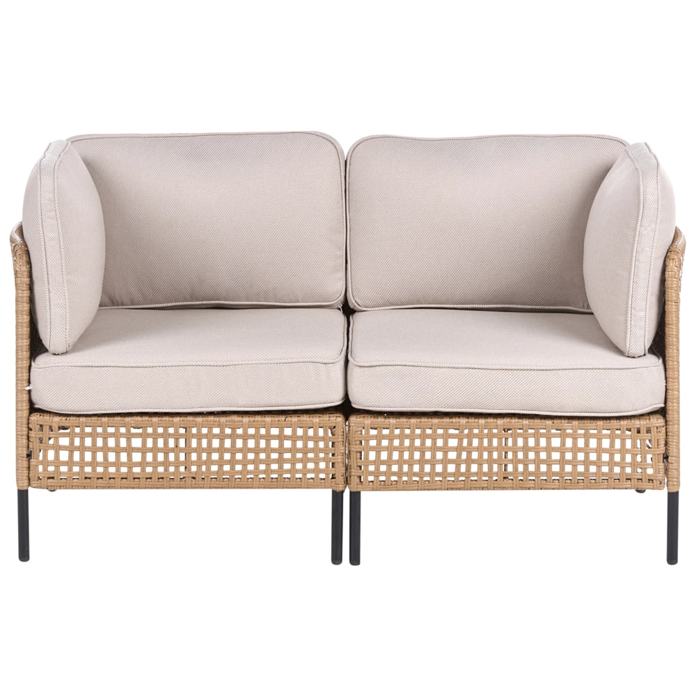 Divano da esterno con tavolino in rattan PE beige chiaro a 2 posti con struttura in metallo cuscini per seduta e schienale piano in vetro stile moderno