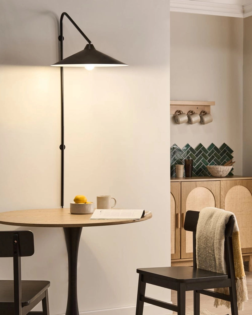 Lampada da parete con paralume a campana in metallo nero per soggiorno e camera da letto in stile industriale moderno