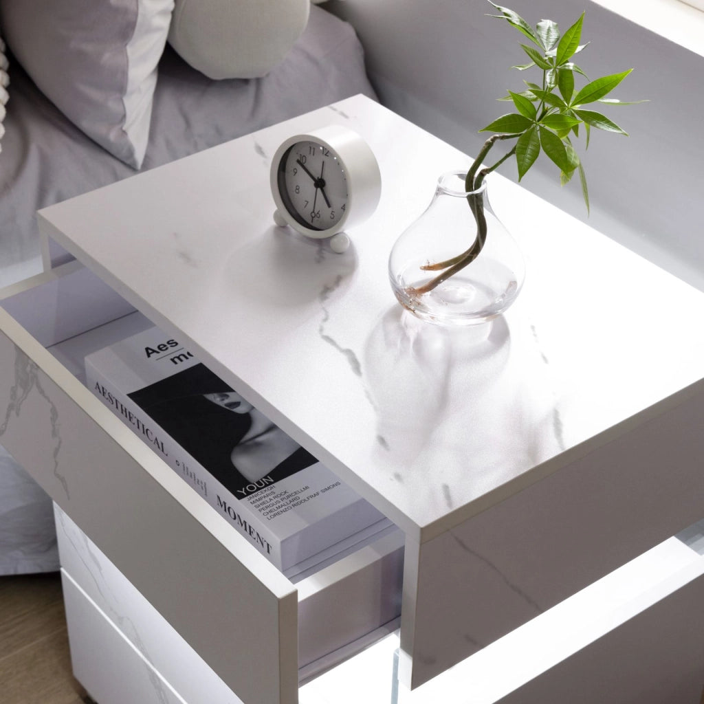 Comodino con luce LED e 3 cassetti in legno ingegnerizzato con pannello acrilico per camera da letto, bianco