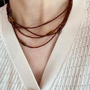 Collana fatta a mano con perline di cristallo marrone: gioiello leggero con perline.