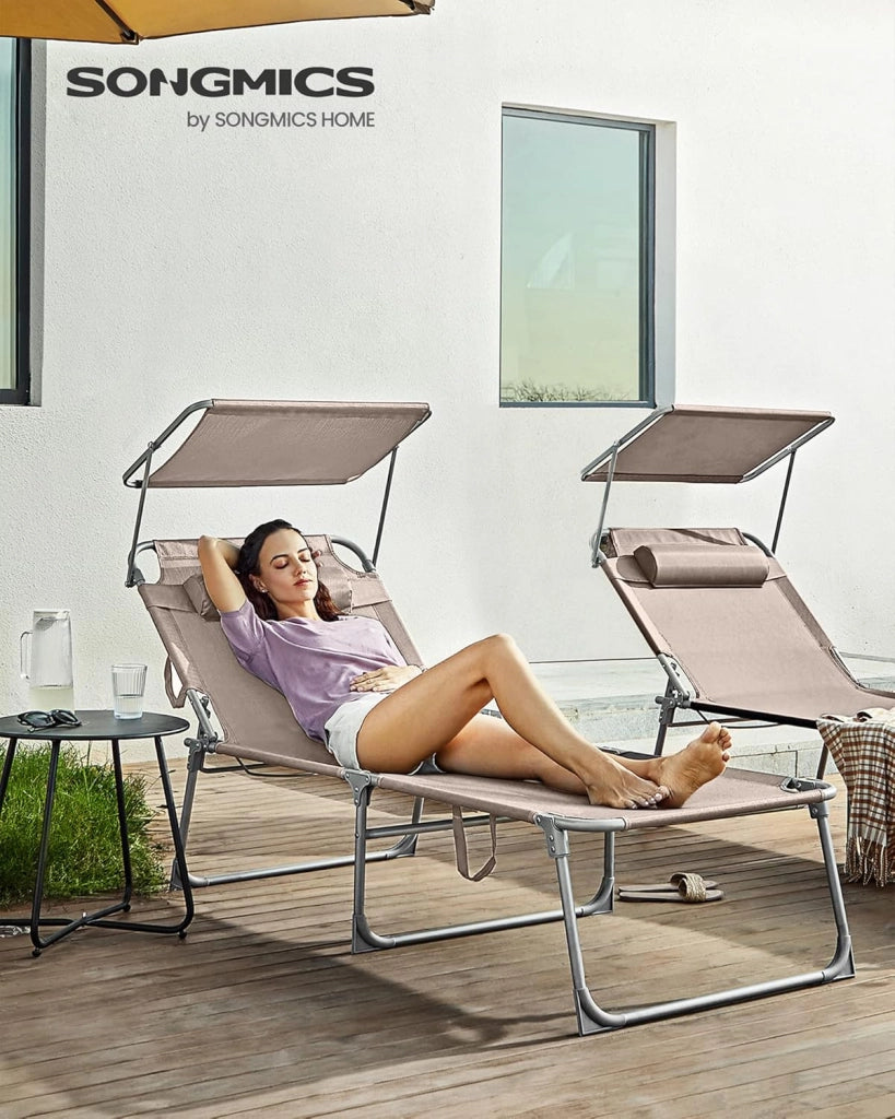 SONGMICS Lettino Prendisole Largo, Sedia a Sdraio Pieghevole, 71 x 200 x 38 cm, Max Portata 150 kg, con Poggiatesta Parasole e Schienale Reclinabile, per Terrazzo Piscina Giardino, Tortora GCB022K01