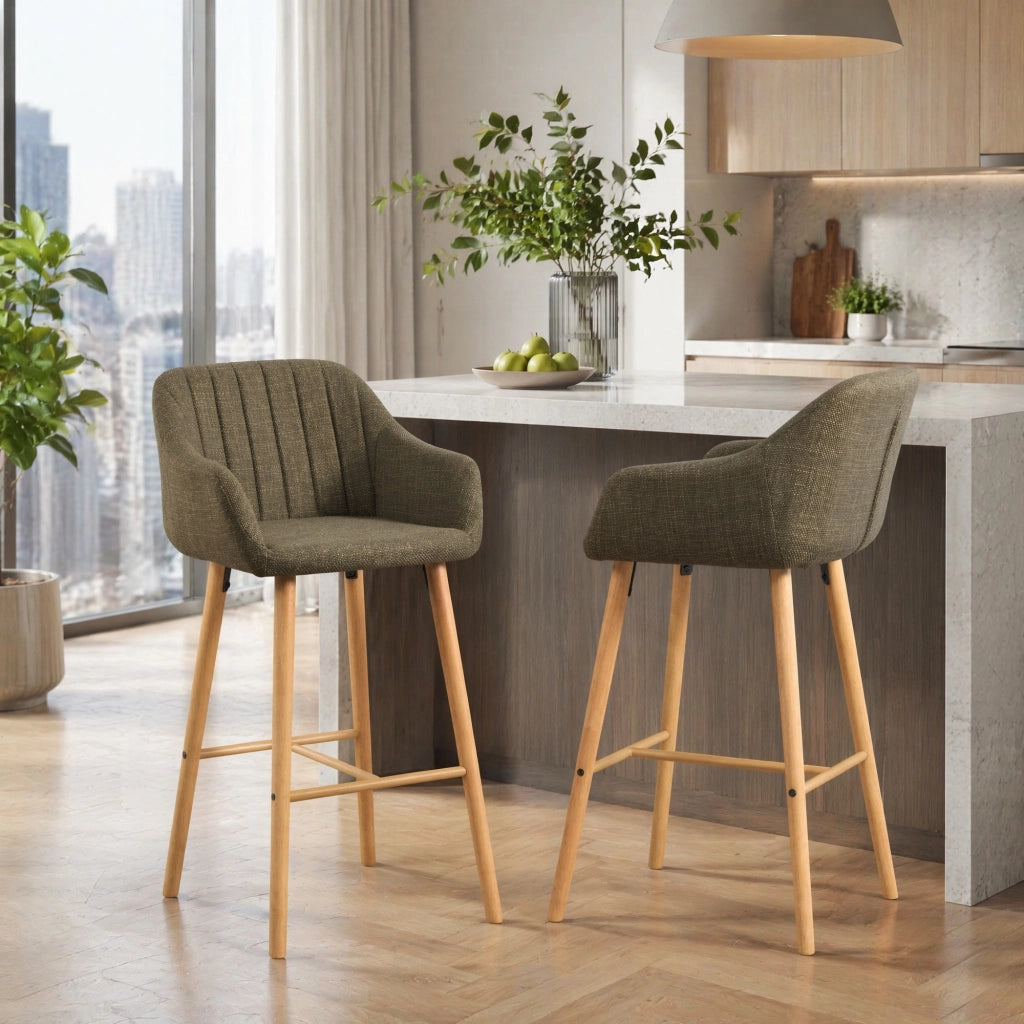 Set di 2 sgabelli da bar con schienale alto; braccioli e poggiapiedi; in lino verde; 104 cm