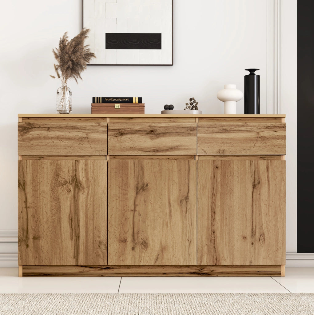 Credenza 135x40x81 cm con 3 ante e 3 cassetti; ripiani regolabili in pannello truciolare naturale