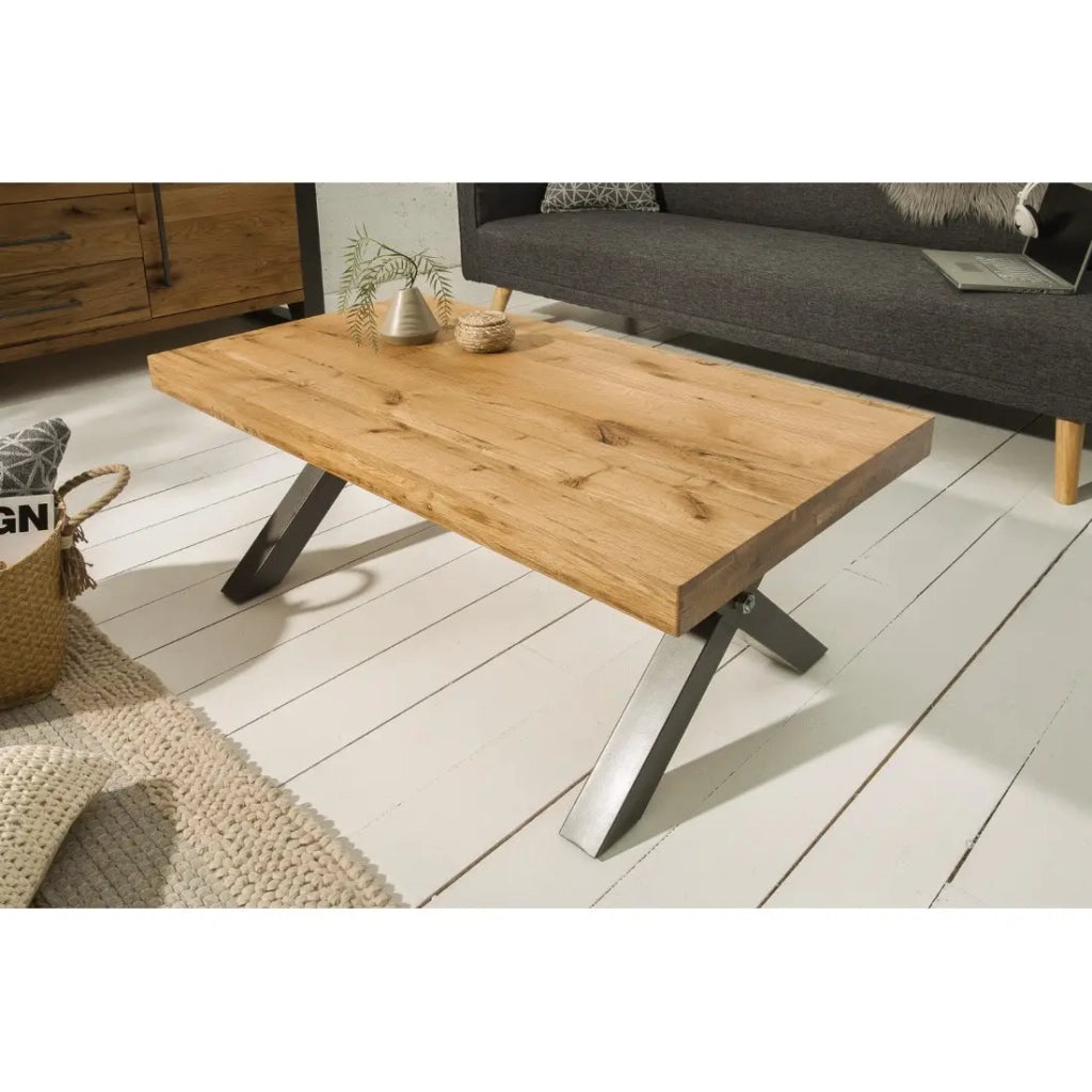 Tavolino basso CAVARA 110 cm in legno massiccio di rovere oliato con gambe metalliche nere a X – stile industriale
