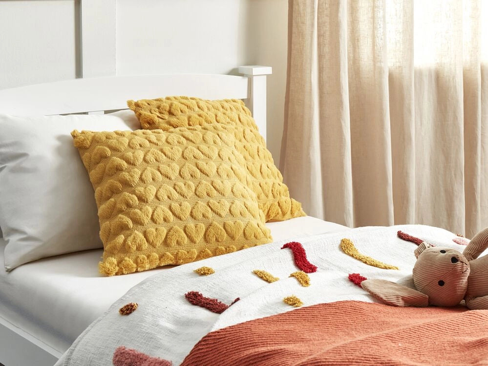 Set di 2 cuscini in poliestere ricamati con motivo a cuoricini giallo 45 x 45 cm morbida imbottitura