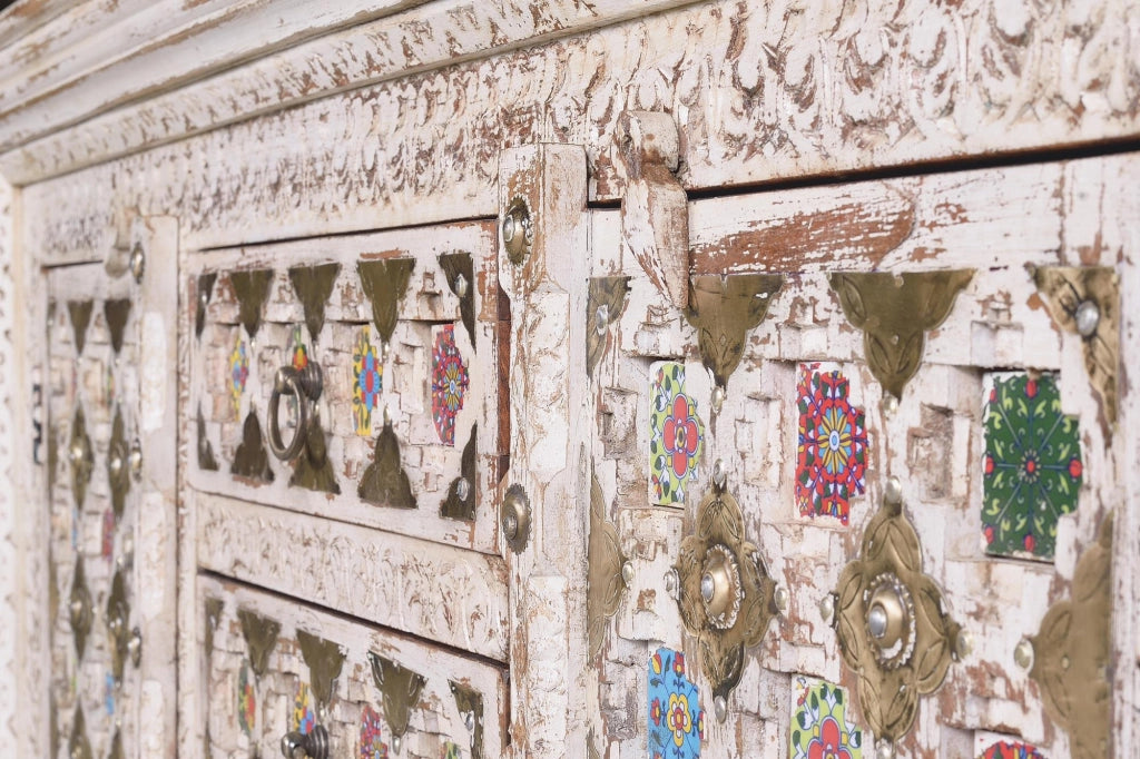Credenza in legno di mango con dettagli in ceramica e bronzo