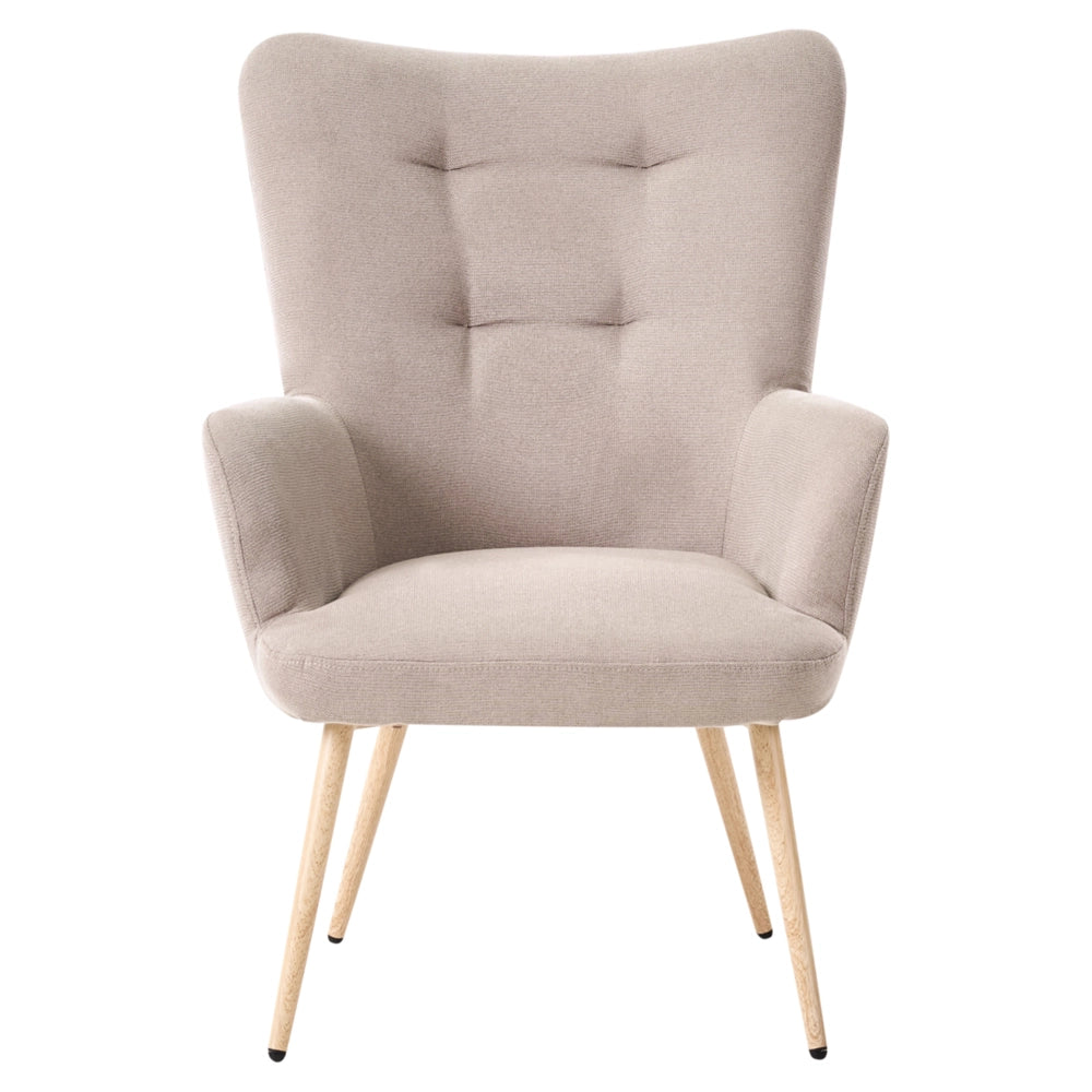 Poltrona rivestita in tessuto beige chiaro con poggiapiedi in stile retrò