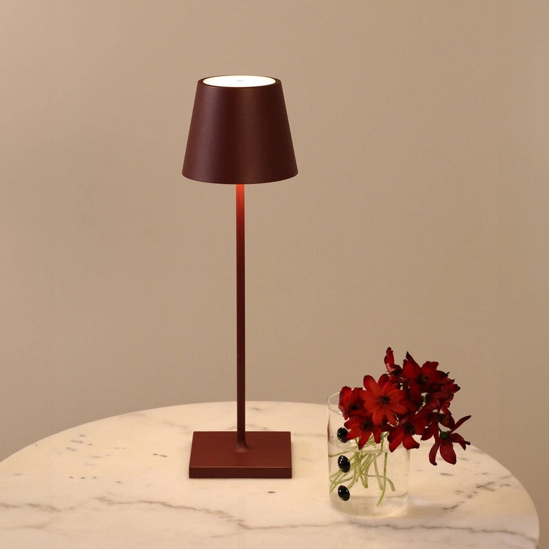 Lampada a led da tavolo Poldina Pro Bordeaux ricaricabile e dimmerabile con batteria fino a 12 ore. Da uso esterno IP65