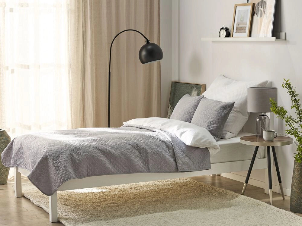 Copriletto in Tessuto di Poliestere Grigio 140 x 210 cm con Cuscini Motivo in Rilievo Decorativo Copriletto Lenzuola Classico Camera da Letto