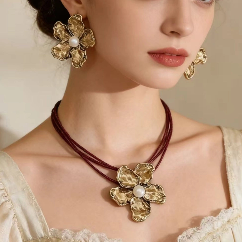 Ciondolo a forma di fiore in oro con perle, catenina multiuso per la clavicola, collana con cordino rosso.