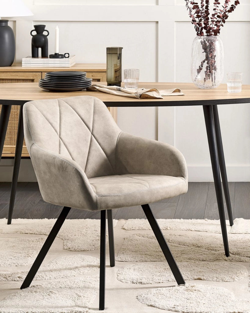 Set di 2 sedie da pranzo in tessuto beige con braccioli schienale trapuntato gambe in metallo Nero retrò di transizione