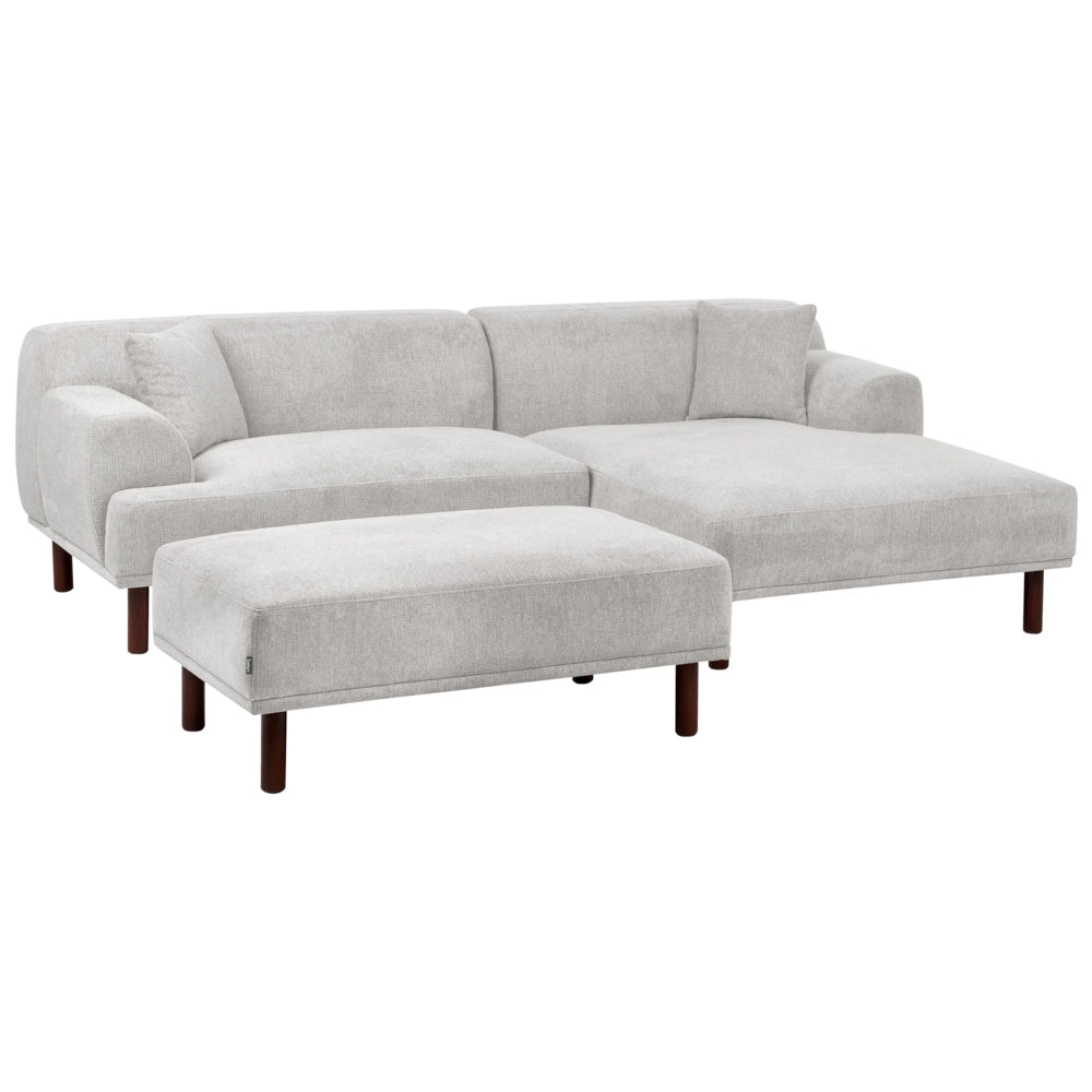 Divano ad angolo sinistro in tessuto grigio chiaro lato sinistro con pouf e gambe in legno stile minimalista