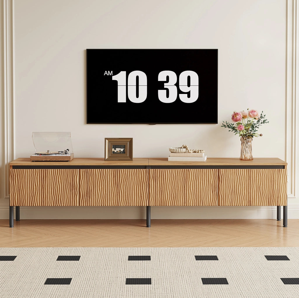 Mobile TV 180x35x43 cm con 4 ante a rilievo ondulato e passacavi; in MDF e truciolare; naturale