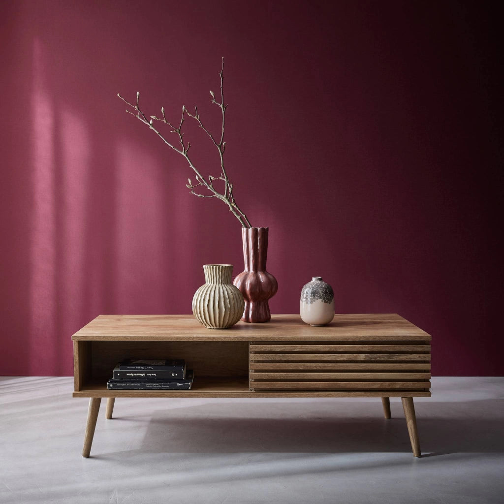 Tavolino scandinavo con ante scorrevoli, decoro in legno scanalato,