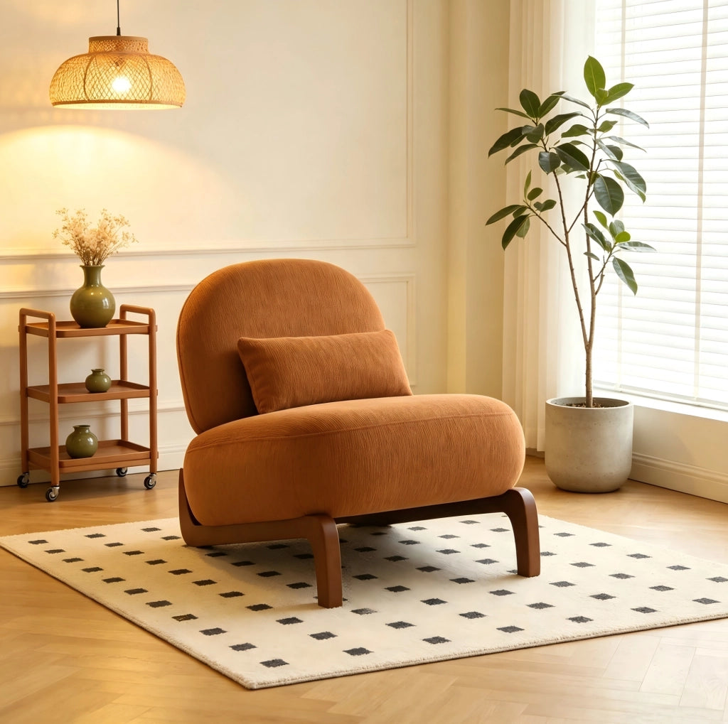 Poltroncina senza braccioli in tessuto e legno caramello