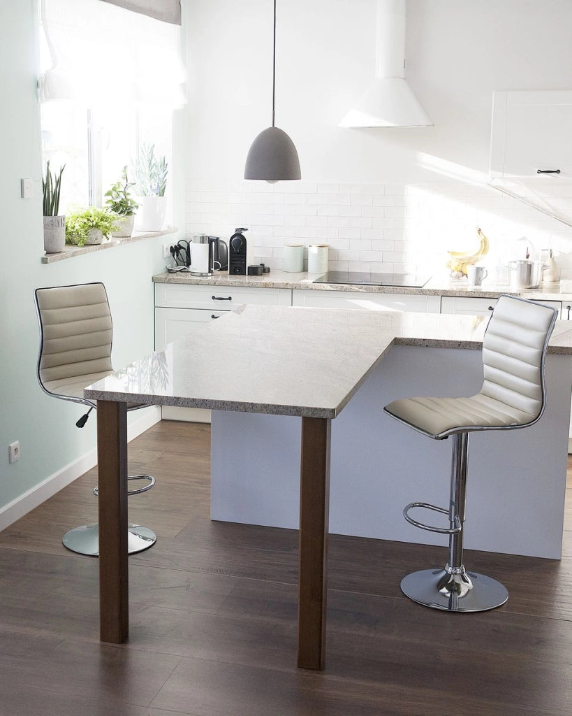 Set di 2 sedie da bar Sedile in ecopelle beige Struttura in argento Altezza del bancone Girevole regolabile in altezza