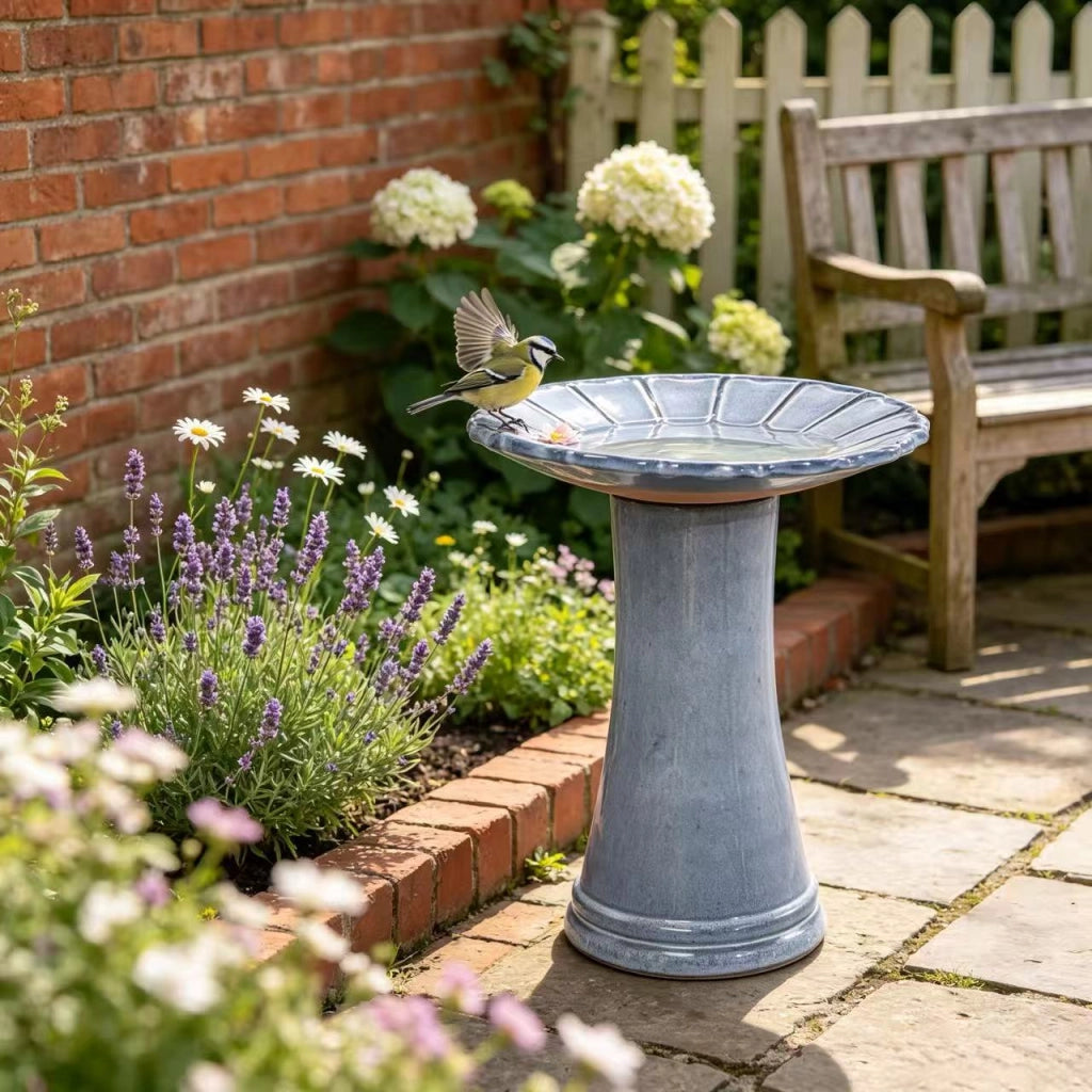 Fontana da giardino in ceramica fatta a mano per uccelli con vasca ampia e piedistallo alto blu grigio chiaro