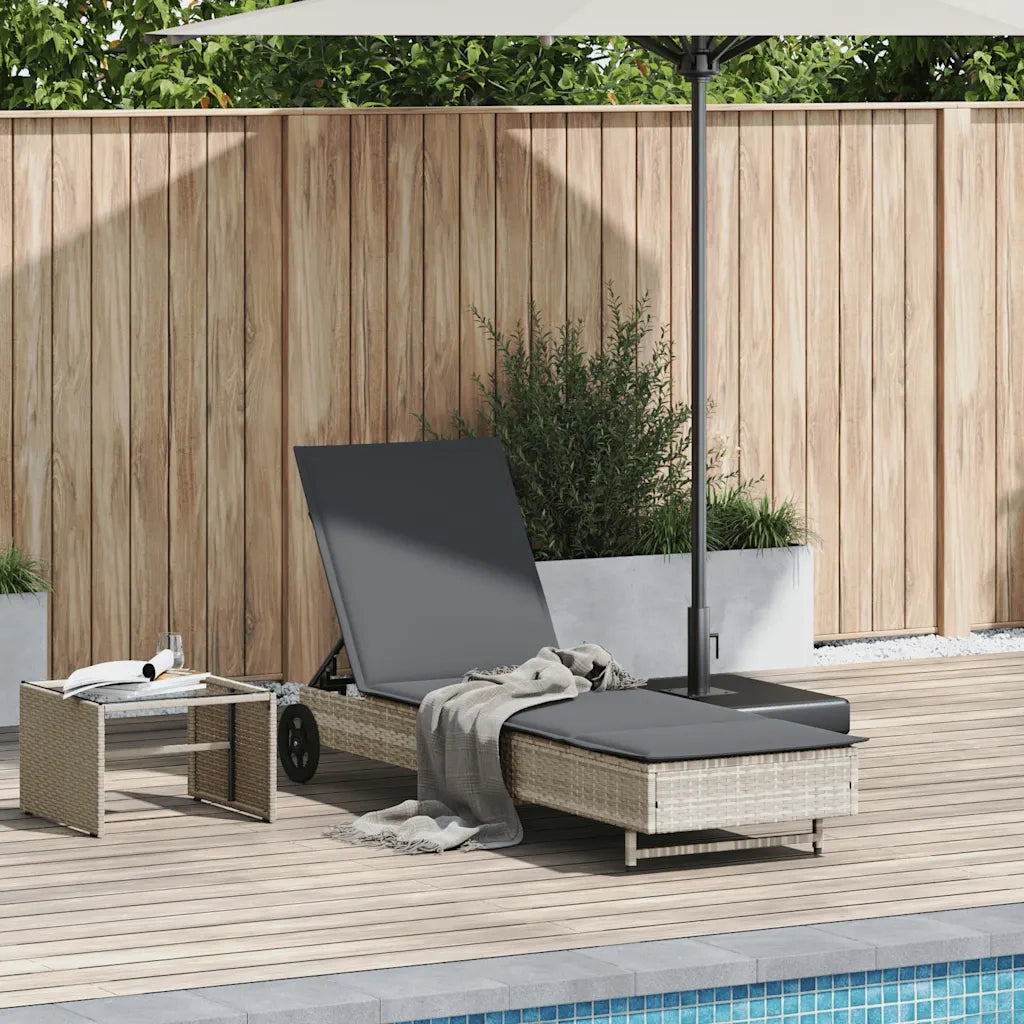 Lettino Prendisole con Ruote e Cuscino Polyrattan Grigio Chiaro 4104038