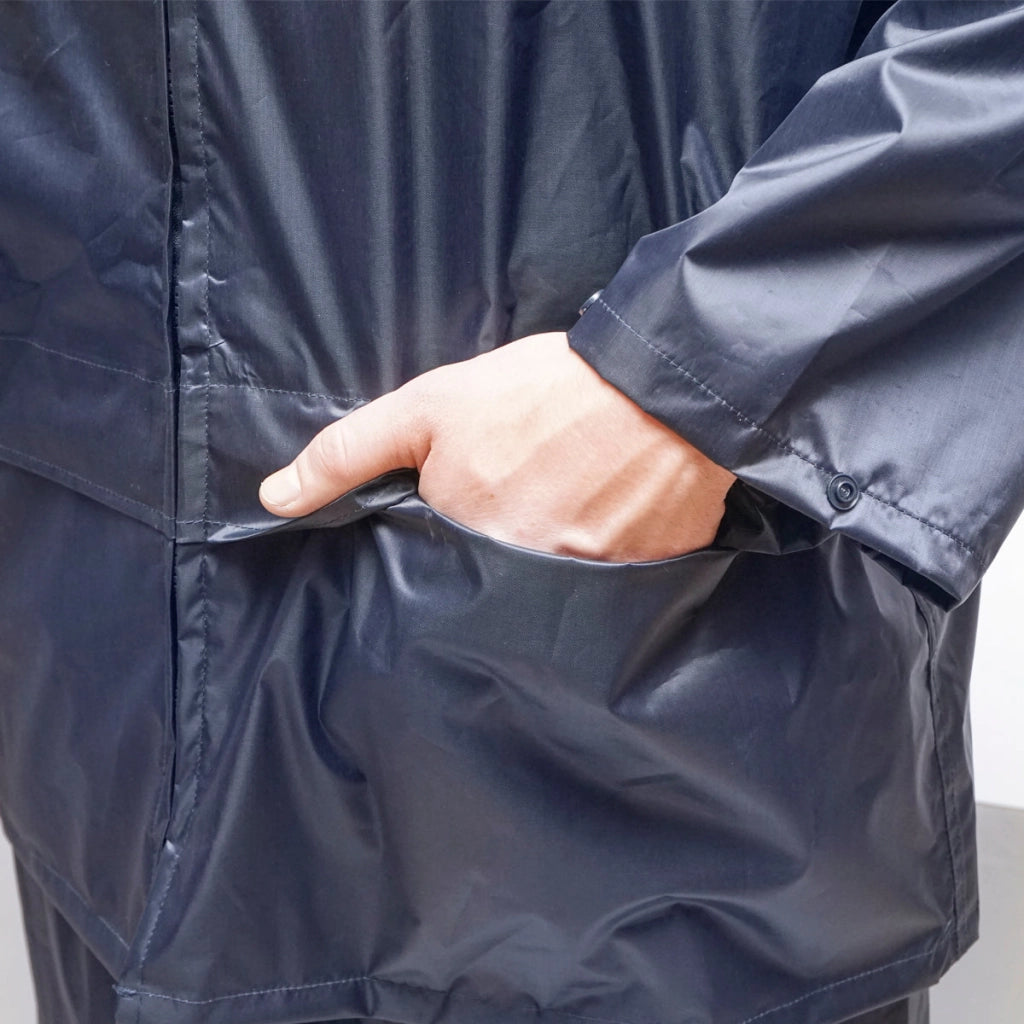 Completo impermeabile taglia XL con cappuccio e pantaloni in poliestere e PVC, blu navy Breckner Germany.