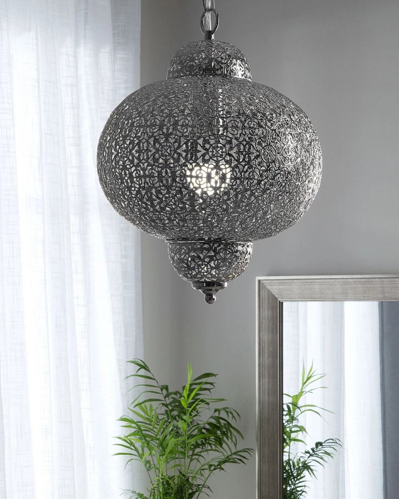 Lampada a sospensione in metallo argentato con motivi intagliati dal design marocchino vintage