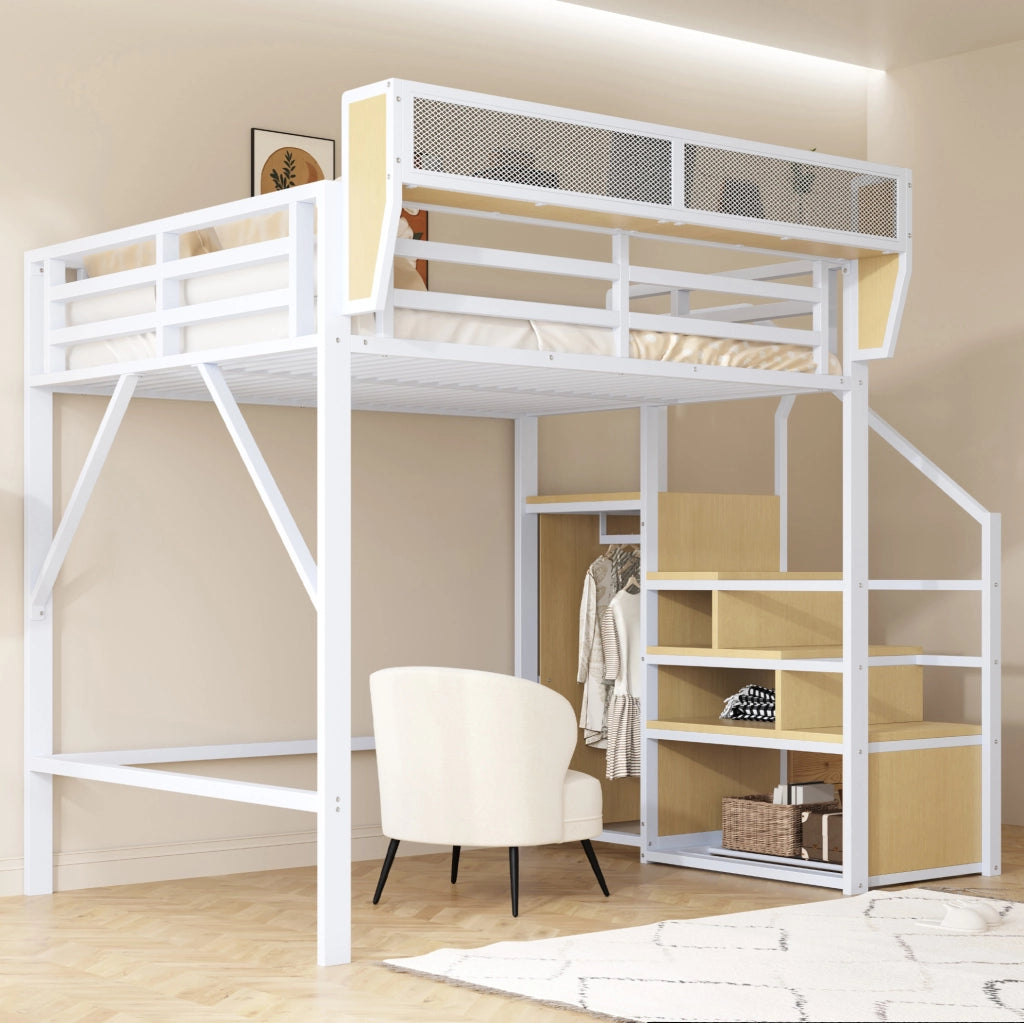 Letto a soppalco 140x200 cm in metallo con scala di sicurezza e ripiano flessibile; bianco