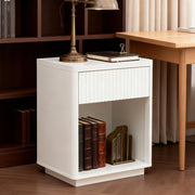 Comodino con 1 cassetto e 1 vano aperto design a onde per camera da letto in MDF bianco 63,5 × 38 × 46,5 cm