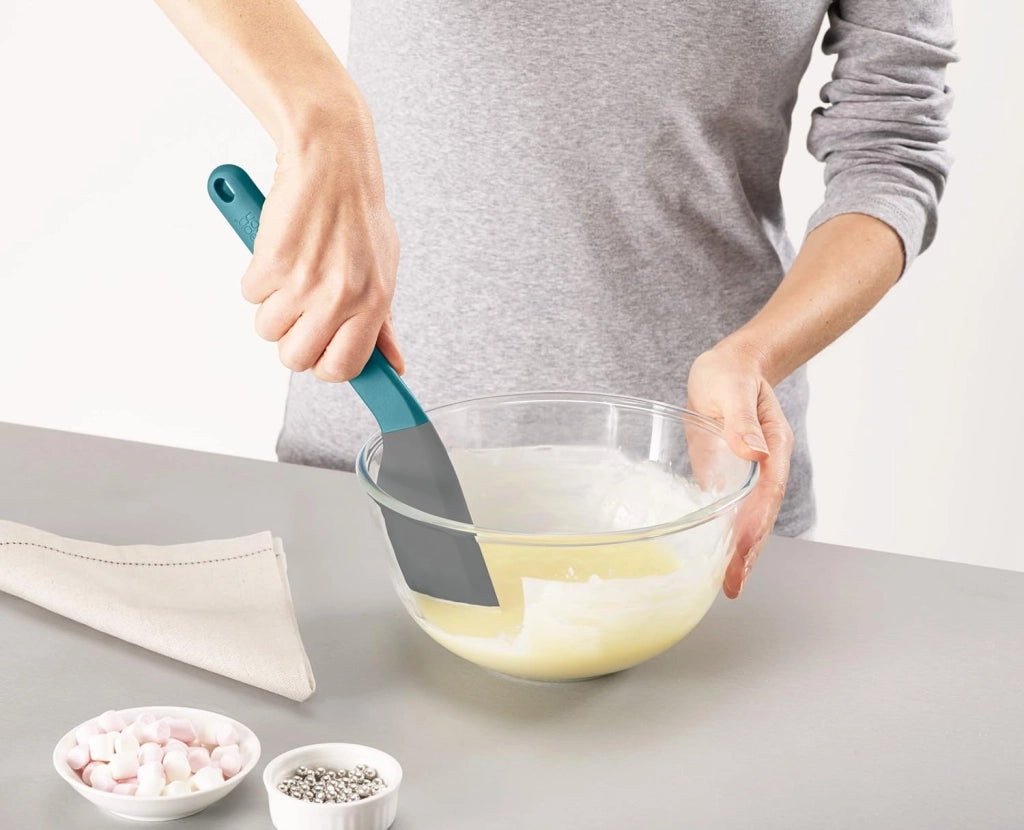 Joseph Joseph Duo Spatola cucina in silicone ed antiaderente, leccapentole per dolci con testa angolata, adatta per recipienti di miscelazione, Blu/Nero