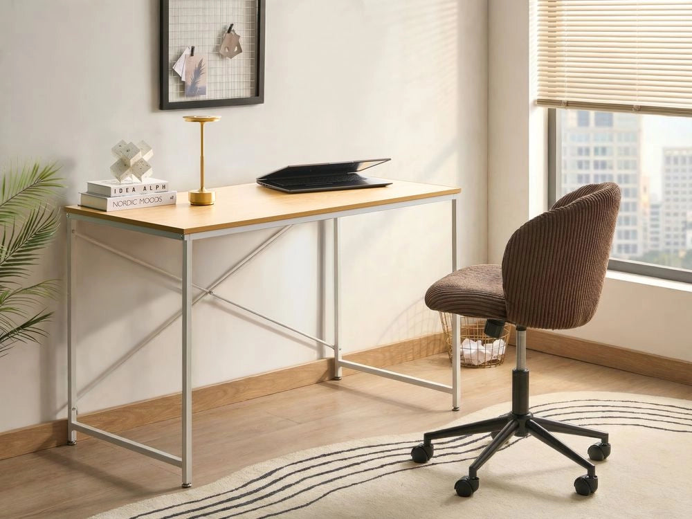Scrivania con piano in MDF bianco chiaro e gambe e struttura in ferro verniciato a polvere. Ufficio domestico. Stile industriale moderno.