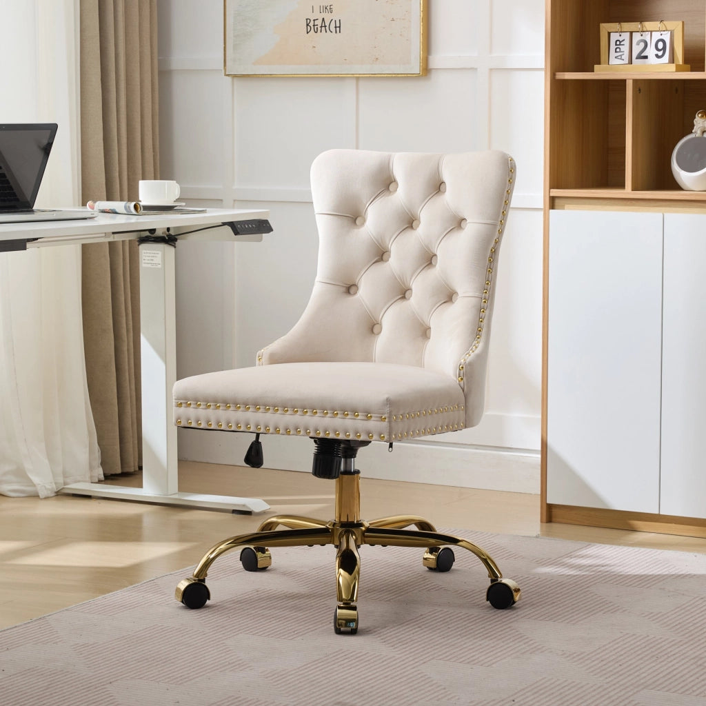 Sedia da ufficio girevole in velluto con seduta ampia schienale trapuntato e base metallica dorata beige