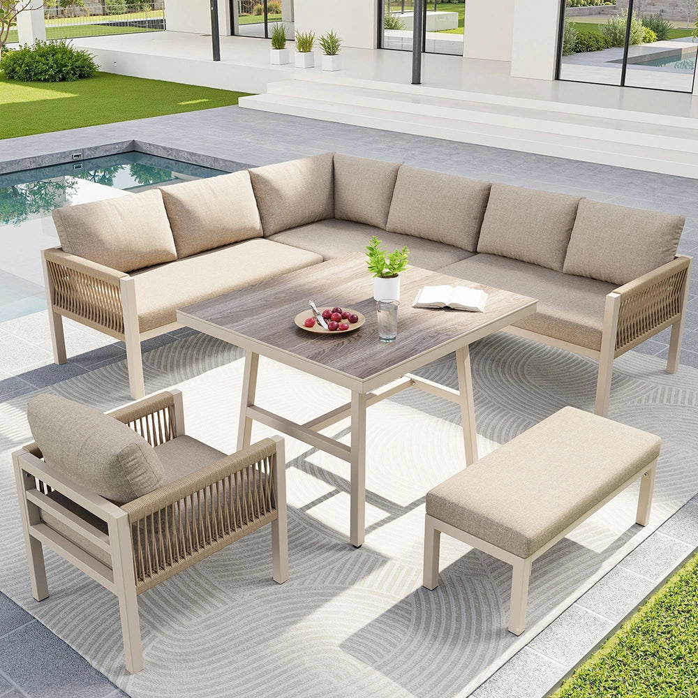 Set da giardino a L in vimini intrecciato a mano - Xylo - Fino a 8 posti, struttura in ferro robusta, cuscini beige, tavolo in vetro effetto legno e poltrona