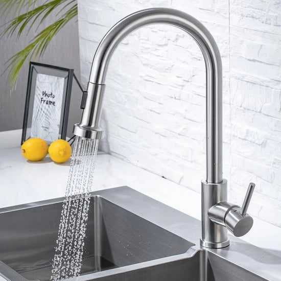 Pompa da cucina con 2 tipi di getto, capocchia doccia, acciaio inox liscio, maniglione singolo, rubinetto miscelatore cucina con rotazione 360°, materico.