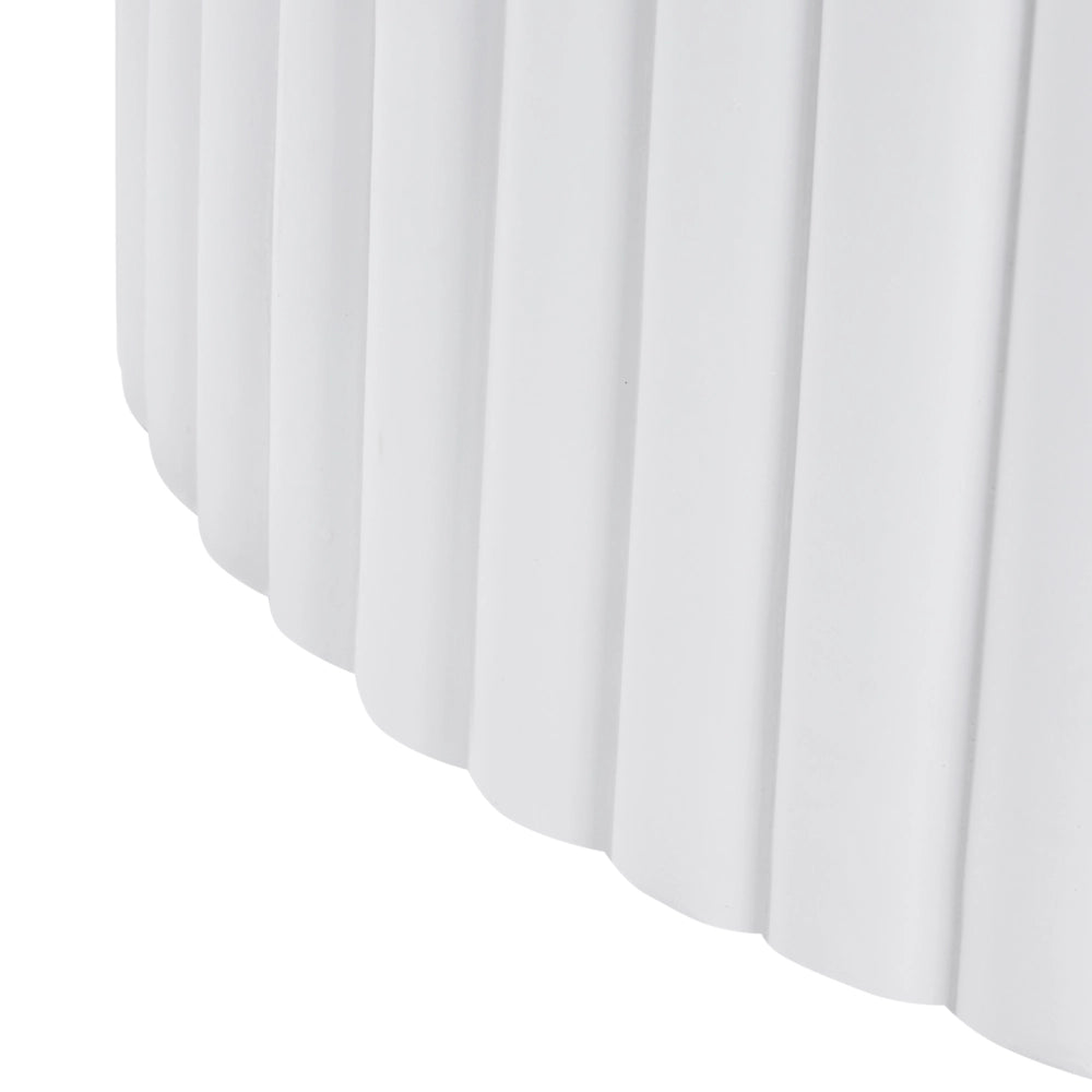 Tavolino Accent, effetto bianco in fibra di vetro e MgO piano rotondo da 117 cm resistente ai raggi UV alla ruggine all'acqua e al vento