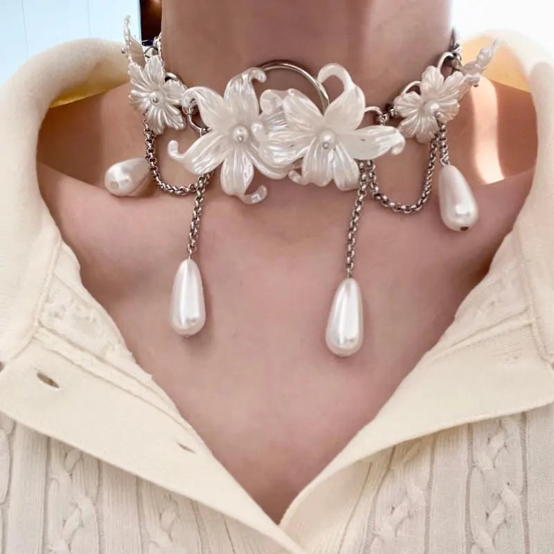 Collana con nappina a forma di fiore bianco: gioiello fatto a mano con perle