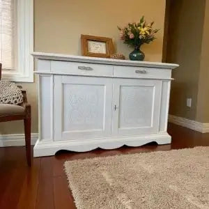 Credenza madia Alberta in legno 2 ante 2 cassetti bianco anticato con rilievo