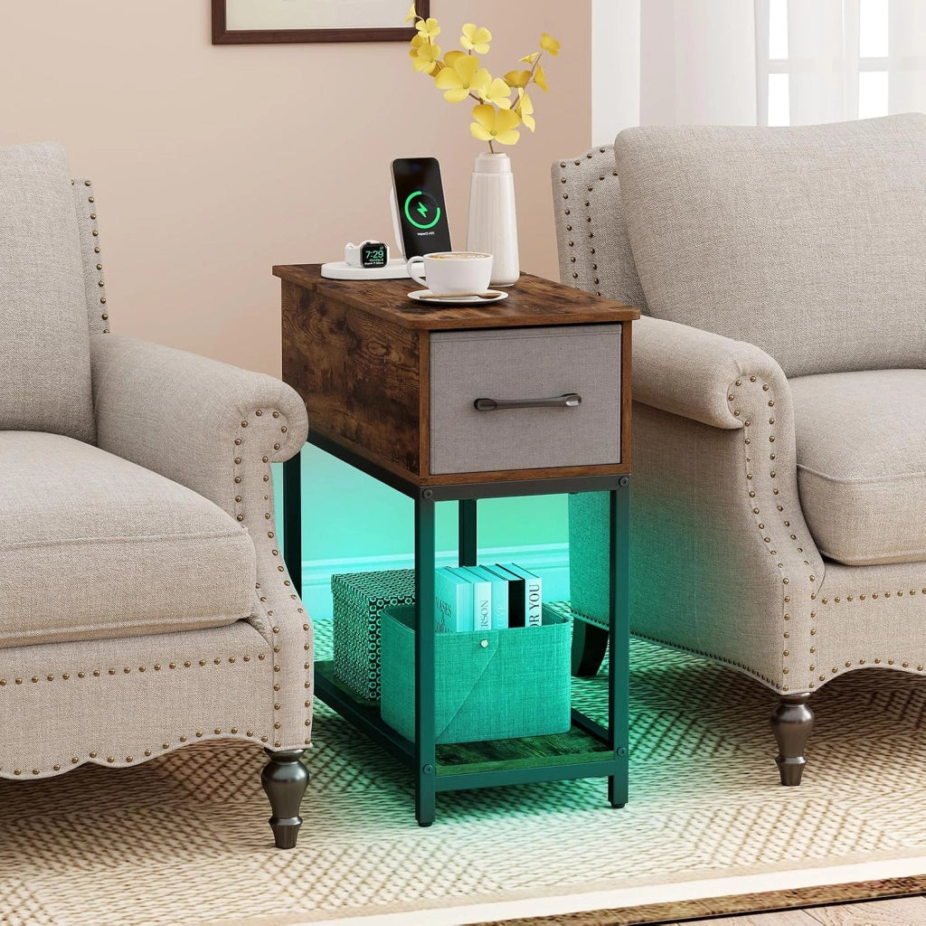 Tavolino da Salotto, Tavolino Laterale con Stazione di Ricarica & Luci LED, Cassetto in Tessuto e Ripiano Aperto, Mobile Versatile da Camera da Letto e Soggiorno