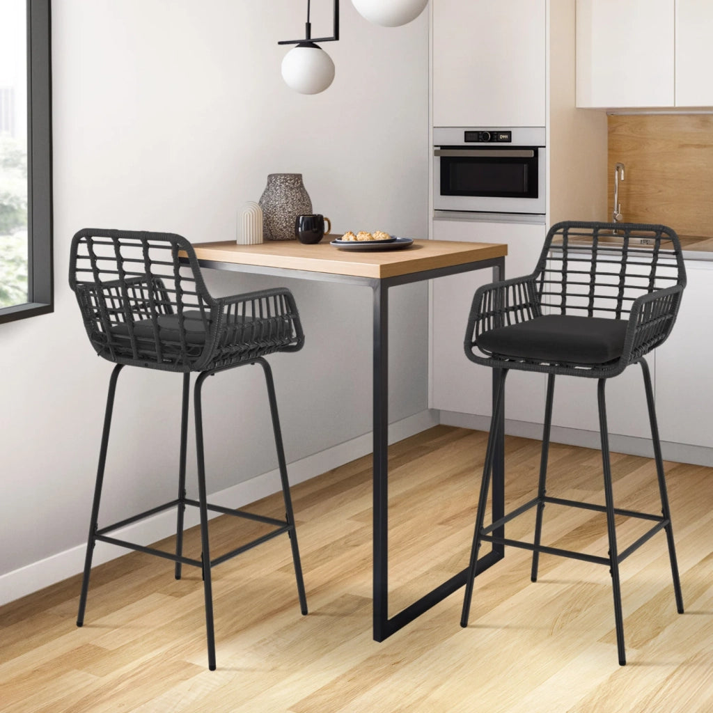 IDMarket - Set di 2 sgabelli da bar SUMMER con braccioli effetto rattan nero e gambe in metallo nero