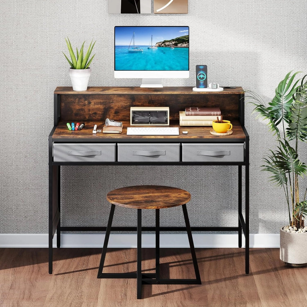 Scrivania per Computer con Supporto Monitor, Set Scrivania Salvaspazio con Sgabello, 3 Cassetti, Tasche Laterali, Stazione di Ricarica, Set Toeletta Trucco per Soggiorno Studio (Marrone)