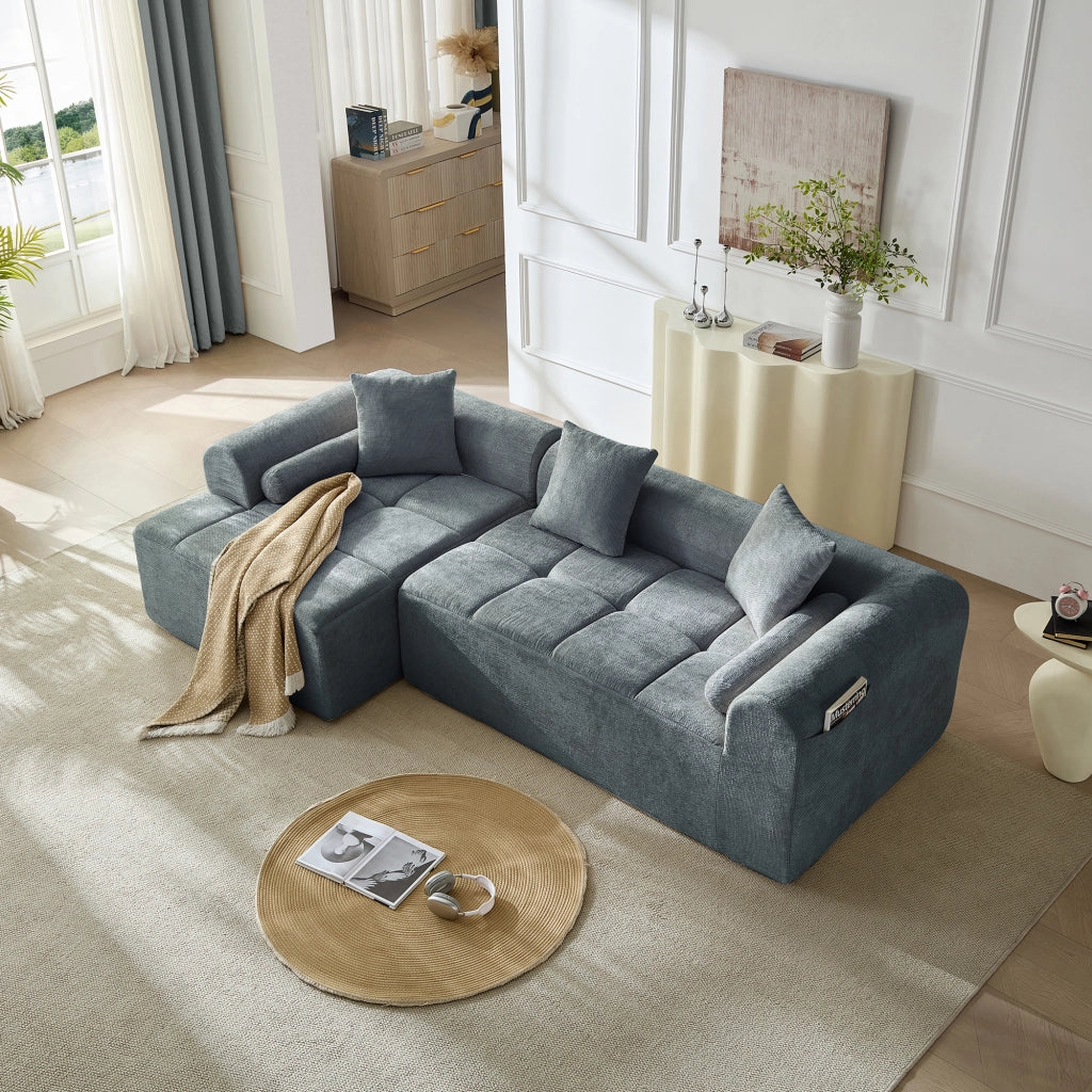 Divano angolare in chenille blu con tasca laterale; imbottitura in schiuma e molle