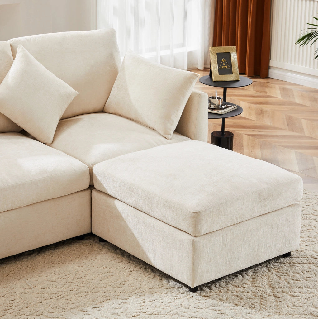 Divano angolare modulare 216x161x81 cm in chenille beige con pouf mobile e 4 cuscini –