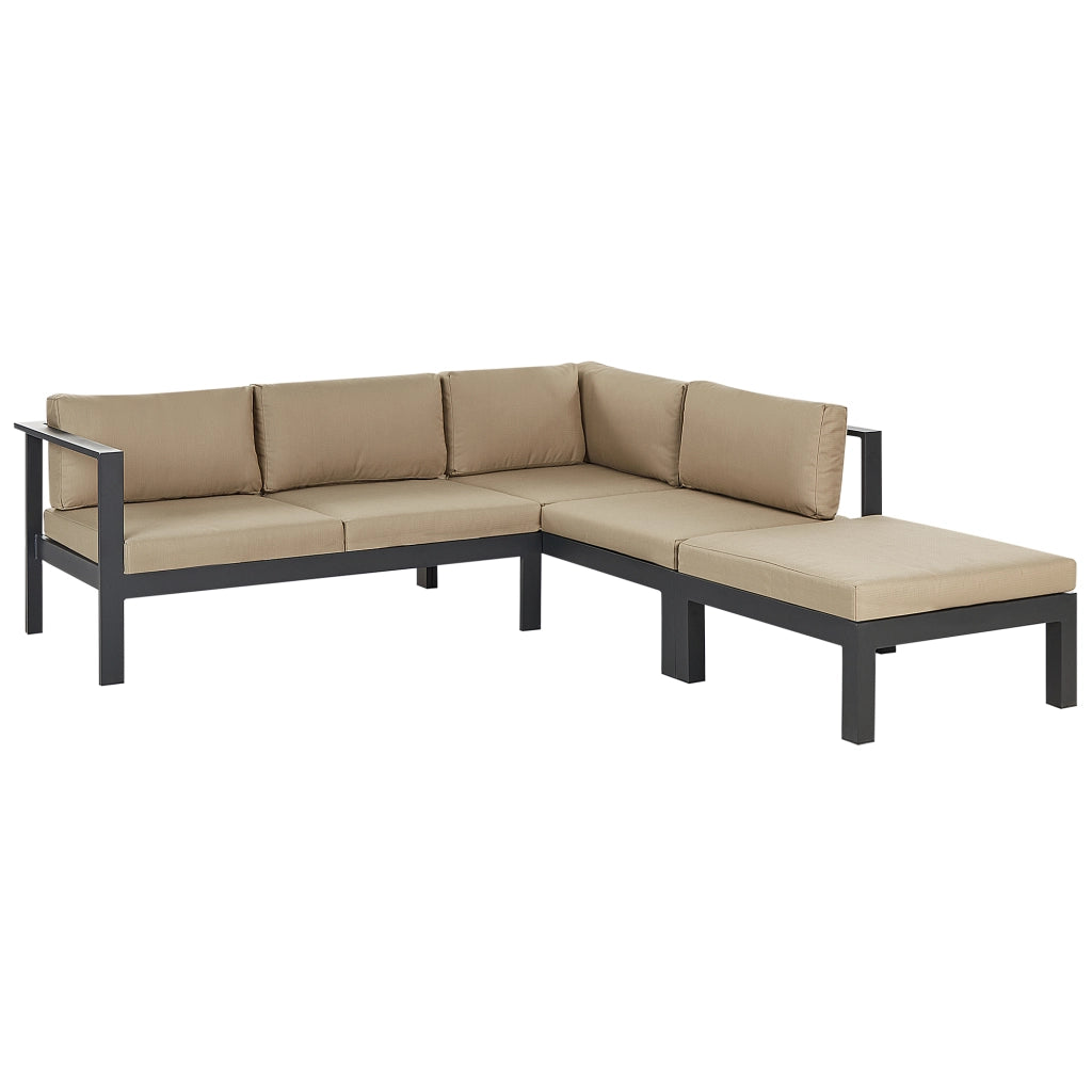 Set da giardino divano 5 posti e tavolo elevabile con struttura nera e piano in vetro e cuscini beige stile moderno scandinavo