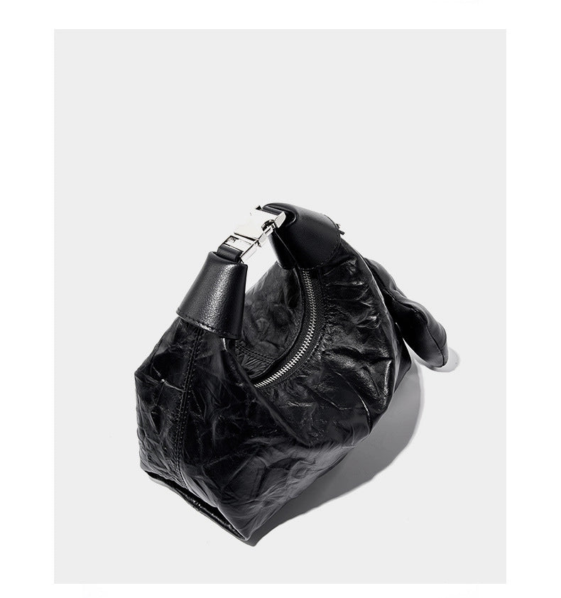 Borsa a tracolla diagonale da donna in pelle di vacchetta stropicciata, nera, modello a ravioli.