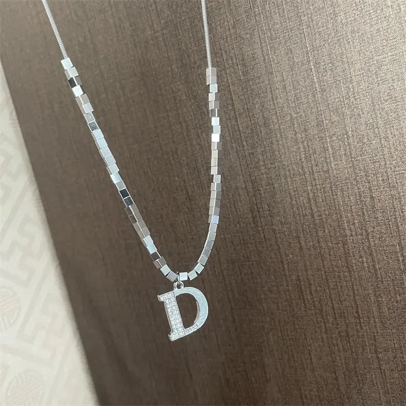 Collana con lettera in zirconi microintarsiati, realizzata a mano: regalo di Natale o di compleanno.
