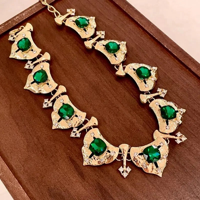 Collana vintage fatta a mano con diamanti e cristalli verdi, regalo di Natale o compleanno.