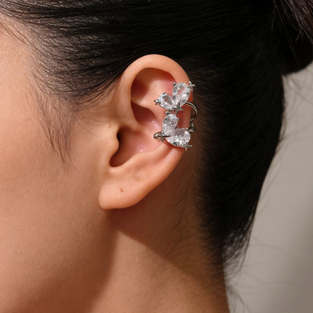 Design di nicchia, lusso discreto, orecchini con zirconi a forma di stella e chiusura a clip a forma di cuore.