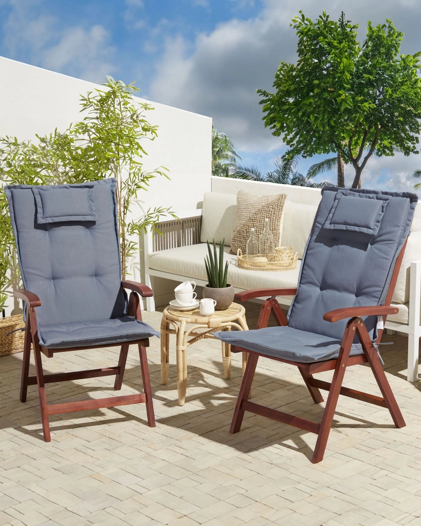 Set di 2 sedie da giardino in legno di acacia cuscino blu regolabile pieghevole per esterni in stile rustico country